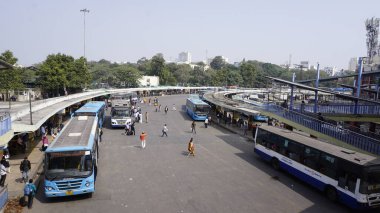 Bangalore, Hindistan - 16 Ocak 2024: Kempegowda veya Majestic otobüs durağı KBS 'nin otobüs ve kamu manzarası. Bangalore şehrinin merkezinde yer almaktadır.