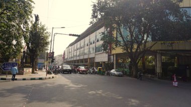Bangalore, Hindistan - 16 Ocak 2024: Jayanagar 4. Blok BMTC Otobüs İstasyonu binası, otobüsler ve insanlar.
