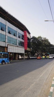 Bangalore, Hindistan - 16 Ocak 2024: Jayanagar 4. Blok BMTC Otobüs İstasyonu binası, otobüsler ve insanlar.