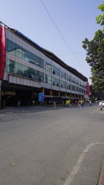 Bangalore, Hindistan - 16 Ocak 2024: Jayanagar 4. Blok BMTC Otobüs İstasyonu binası, otobüsler ve insanlar.