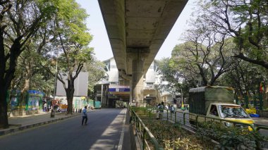 Bangalore, Hindistan - 16 Ocak 2024: Jayanagar metro istasyonu, Bangalore. İnanılmaz modern mimari.