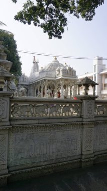 Bangalore, Karnataka, Hindistan-16 Ocak 2024: Jayanagar 'daki Shree Rajasthan Jain Shwetamber Murti pujak Sangh Trust tapınağının ön girişi ve manzarası.