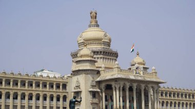 Bangalore, Hindistan - 16 Ocak 2024: İnanılmaz Vidhana Soudha manzarası. Sekreterlik ve Devlet Meclisi 'ni barındıran ünlü bir simge..