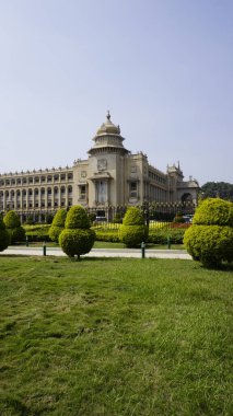 Bangalore, Hindistan - 16 Ocak 2024: İnanılmaz Vidhana Soudha manzarası. Sekreterlik ve Devlet Meclisi 'ni barındıran ünlü bir simge..