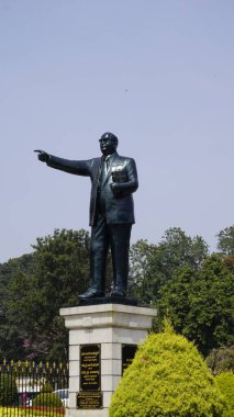 Bangalore, Hindistan - 16 Ocak 2024: İnanılmaz Vidhana Soudha manzaralı Ambedkar heykeli.