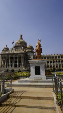 Bangalore, Hindistan - 16 Ocak 2024: Basava heykeli Vidhana Soudha 'nın önünde.