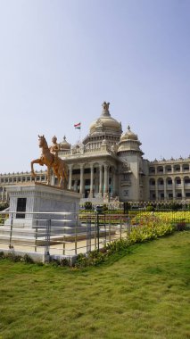 Bangalore, Hindistan - 16 Ocak 2024: Basava heykeli Vidhana Soudha 'nın önünde.