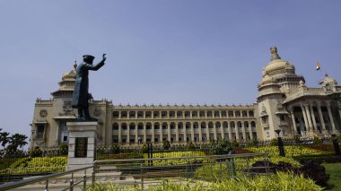 Bangalore, Hindistan - 16 Ocak 2024: Jawaharlal Nehru Vidhana Soudha 'nın önünde.
