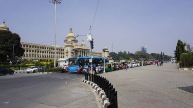 Bangalore, Hindistan - 16 Ocak 2024: Büyüleyici mimari Vidhana Soudha 'nın önünde trafik ve araç hareketi