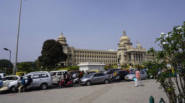 Bangalore, Hindistan - 16 Ocak 2024: Büyüleyici mimari Vidhana Soudha 'nın önünde trafik ve araç hareketi