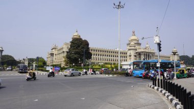 Bangalore, Hindistan - 16 Ocak 2024: Büyüleyici mimari Vidhana Soudha 'nın önünde trafik ve araç hareketi