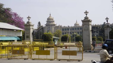 Bangalore, Hindistan - 16 Ocak 2024: Arka girişi Vidhana Soudha 'da güvenlik ve polis barikatları ile kontrol noktası oluşturuldu.