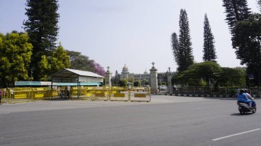 Bangalore, Hindistan - 16 Ocak 2024: Arka girişi Vidhana Soudha 'da güvenlik ve polis barikatları ile kontrol noktası oluşturuldu.