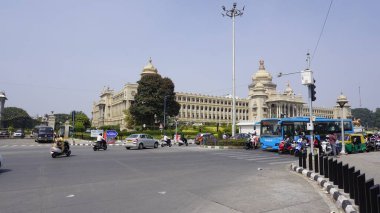 Bangalore, Hindistan - 16 Ocak 2024: Büyüleyici mimari Vidhana Soudha 'nın önünde trafik ve araç hareketi