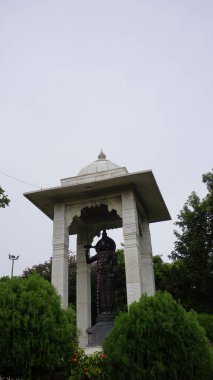 Hyderabad, Telangana, Hindistan-Ağustos 03-2023: Hyderabad, Telangana 'da müritleri olan Hindu tapınağı Birla Mandir' in ön girişi ve manzarası.