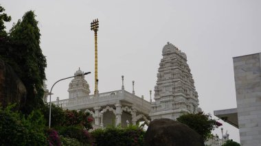 Hyderabad, Telangana, Hindistan-Ağustos 03-2023: Hyderabad, Telangana 'da müritleri olan Hindu tapınağı Birla Mandir' in ön girişi ve manzarası.