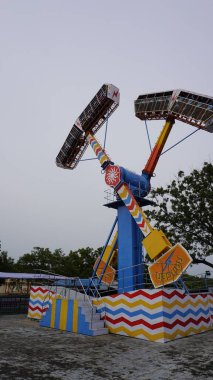 Hyderabad, Telangana, Hindistan-3 Ağustos 2023: Ramoji film parkında çocuklar ve yetişkinler için Kamikaze gerilim biniciliği oyunu.