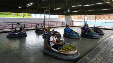 Hyderabad, Telangana, Hindistan-3 Ağustos 2023: Ramoji film kenti lunaparkında macera dolu eğlenceli arabaların tadını çıkaran turistler.