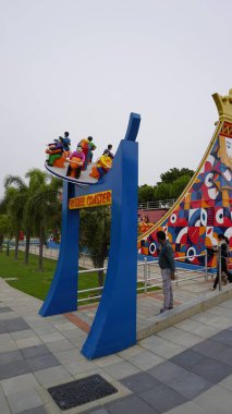 Hyderabad, Telangana, Hindistan-Ağustos 3-3 2023: Ramoji film şehrindeki çocuklar ve yetişkinler için Frisbee Coaster binicisi veya Uçan UFO veya disko biniş oyunu.