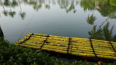 Kumarhanede özel bir havuzda temiz su üzerinde bambu salı, kerala.