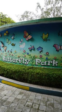 Hyderabad, Telangana, Hindistan-02 Ağustos 2023: Ramoji film şehrinin güzel kelebek parkının manzarası. Çocuklar için mükemmel bir piknik yeri.