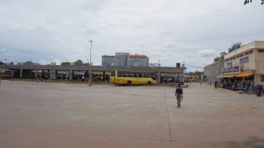 Nagerboil, Tamilnadu, Hindistan - 03 Aralık 2024: Vadasery 'deki Christopher Otobüs Durağı, Otobüsler ve bulutlu bir günde insanlarla Nagerboil.