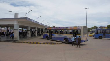 Nagerboil, Tamilnadu, Hindistan - 03 Aralık 2024: Vadasery 'deki Christopher Otobüs Durağı, Otobüsler ve bulutlu bir günde insanlarla Nagerboil.