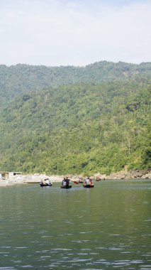 Hindistan 'ın Meghalaya şehrinde bulunan Dawki ya da Umngot Nehri' nde tekne gezisi yapan turistler için güzel kamp çadırları.