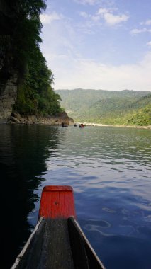 Dawki, Meghalaya, Hindistan-02 Aralık 2023: Dawki Nehri veya Umngot Nehri 'nde tekneyle gezen turistler, Meghalaya, Hindistan