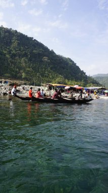 Dawki, Meghalaya, Hindistan-02 Aralık 2023: Dawki Nehri veya Umngot Nehri 'nde tekneyle gezen turistler, Meghalaya, Hindistan