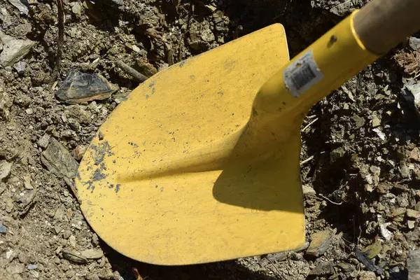 Tahta saplı, Rocky Zemin İnşaat Malzemeleri Üzerinde Sarı Kazma El Aracı