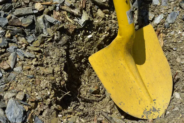 Tahta saplı, Rocky Zemin İnşaat Malzemeleri Üzerinde Sarı Kazma El Aracı
