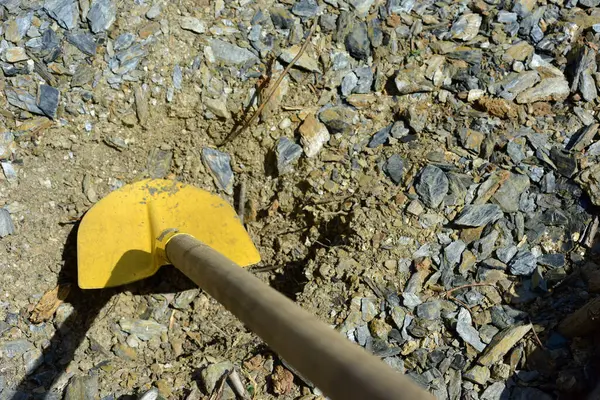 Tahta saplı, Rocky Zemin İnşaat Malzemeleri Üzerinde Sarı Kazma El Aracı