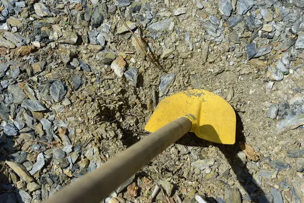 Tahta saplı, Rocky Zemin İnşaat Malzemeleri Üzerinde Sarı Kazma El Aracı