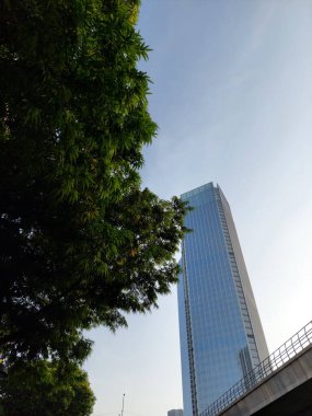 Lens flare filtre etkisi ile gün batımında ışık akşam içinde iş bölgesinde modern gökdelenlerin alttan görünüm