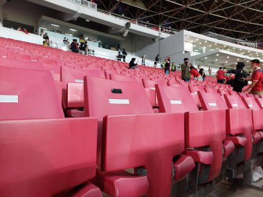 Arenanın tribünlerinde ya da konser salonundaki boş koltuklar. Seyirciler olmadan kırmızı ve beyaz stadyum koltukları. Spor ve kitlesel eğlence etkinliklerinin kaldırılması kavramı