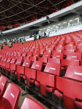 Arenanın tribünlerinde ya da konser salonundaki boş koltuklar. Seyirciler olmadan kırmızı ve beyaz stadyum koltukları. Spor ve kitlesel eğlence etkinliklerinin kaldırılması kavramı