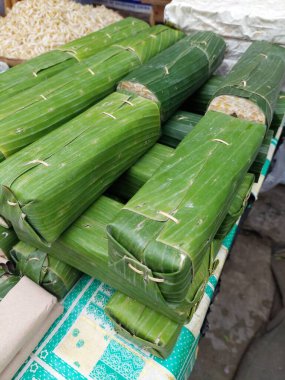 Tempe mentah: Çiğ tempeh, Endonezya 'dan pişmemiş soya fasulyesi keki.