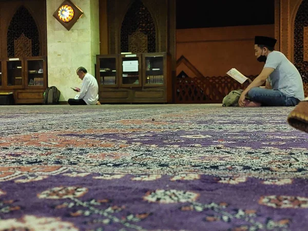 Μουσουλμάνος Προσευχή Και Τζαμί Μια Πνευματική Ομάδα Άνθρωπος Προσεύχεται Μαζί — Φωτογραφία Αρχείου