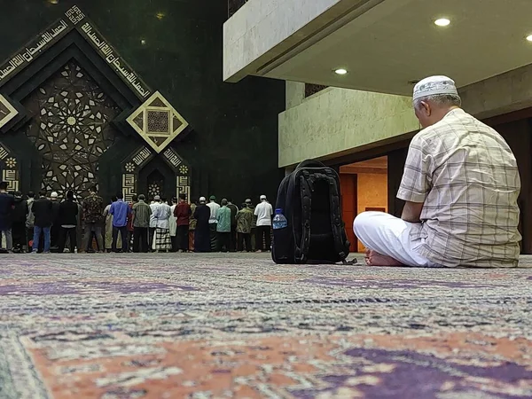 穆斯林 祈祷者和清真寺 与一个精神男子团体一起 在法耶尔 Dhuhr或Asr 或Maghrib或Ishaa期间祈祷 萨拉赫 与遵守拉马丹传统的伊斯兰朋友一起礼拜和祈祷 — 图库照片