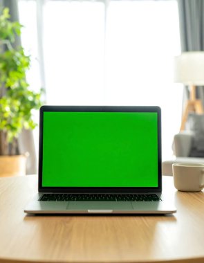 Parlak yeşil ekranlı, özel içerik oluşturma ve dinamik dijital projeler için mükemmel olan bu modern dizüstü bilgisayarla sonsuz yaratıcı olanakları aç.