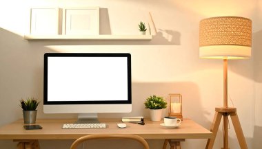 Tasarımınızı bu boş ekranda modern bir çalışma alanında gösterin. Web siteleri, uygulamalar ya da sunumlar için mükemmel, rahat, profesyonel bir atmosfer yaratmak için..