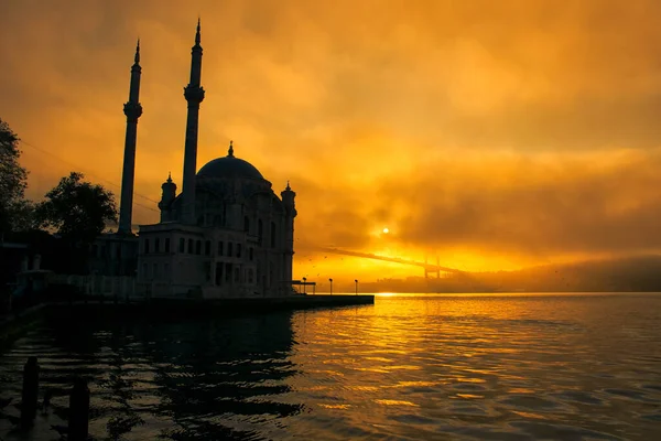 Мечеть Ортакой Мост Босфор Стамбуле Турция Драматическое Небо Мост Мучеников — стоковое фото