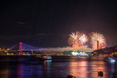 İstanbul, Ortakoy - Türkiye, 29 Ekim 2022: İstanbul 'da 29 Ekim kutlamaları sırasında İstanbul' da Havai fişekler
