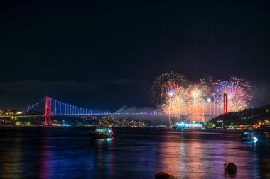 İstanbul, Ortakoy - Türkiye, 29 Ekim 2022: İstanbul 'da 29 Ekim kutlamaları sırasında İstanbul' da Havai fişekler