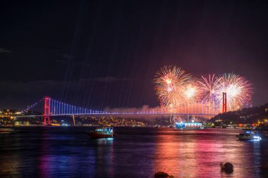 İstanbul, Ortakoy - Türkiye, 29 Ekim 2022: Türkiye Cumhuriyeti Yıldönümü, İstanbul Boğazı 'nda havai fişekler
