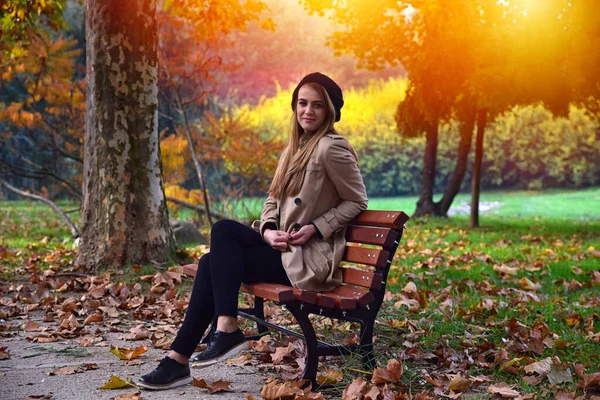 Ein Junges Mädchen Sitzt Herbst Auf Einer Bank Öffentlichen Park — Stockfoto