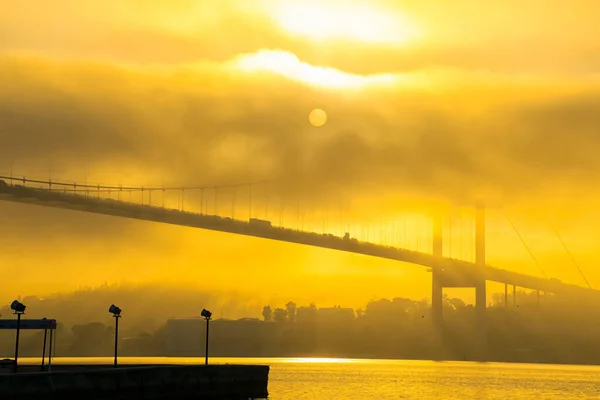 Foggy Misty Cena Bosphorus Bridge Ponte Sobre Bósforo Istambul Vista — Fotografia de Stock