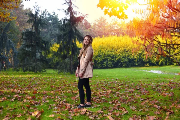 Передний Вид Элегантной Молодой Женщины Кремовом Цвете Повседневного Пальто Осенью — стоковое фото