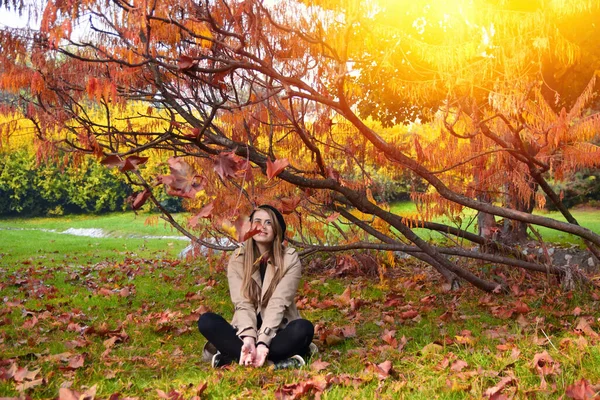 Herbstblätter Fallen Auf Eine Glückliche Junge Frau Wald Die Farben — Stockfoto